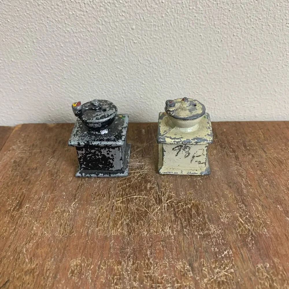 Vintage 1950's Cast Iron Coffee Grinder‎ Salt and Pepper Shakers